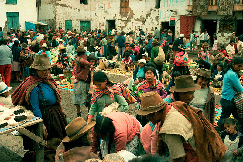 Domingo en mercado indígena de Pisac.  Valle Sagrado de los Incas. 
Departamento del Cuzco.Perú. 1986.