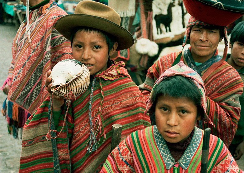 Músicos en Sacsayhuaman. Departamento del Cuzco. 
Valle Sagrado de los Incas.
Perú. 1986.