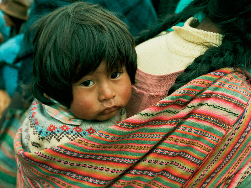 Niños del mercado de Ollantaytambo. Departamento del Cuzco. Valle Sagrado de los Incas. Perú. 1986