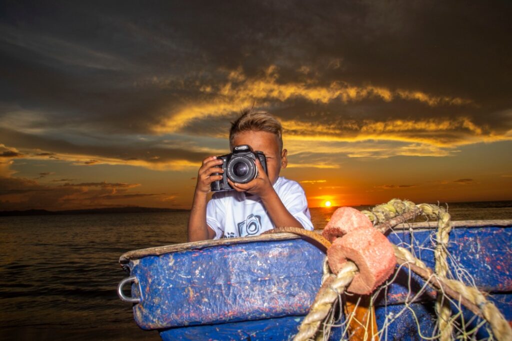 el arte de la fotografíaa a siete niños de una comunidad vulnerable