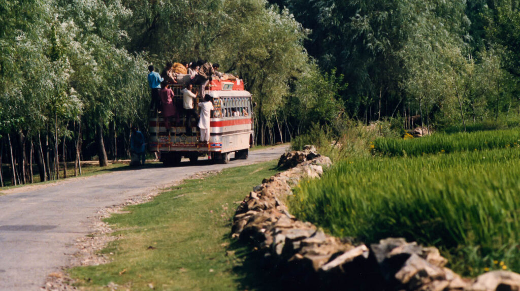Autobus público en las afueras de Srinagar