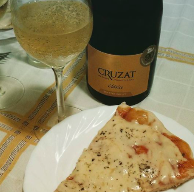 Pizza con champán – Luisa Rangel y Pancho Iturraspe