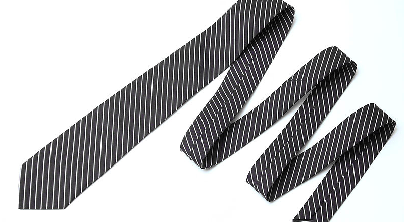 El nudo de la corbata – Álvaro Ríos