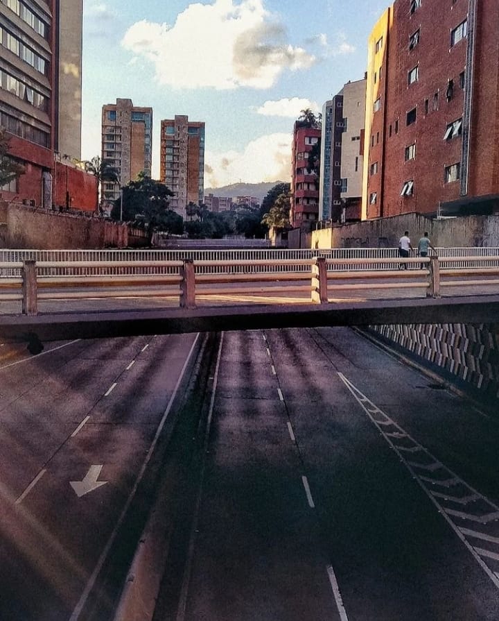 Puente sobre la Avenida Libertador.