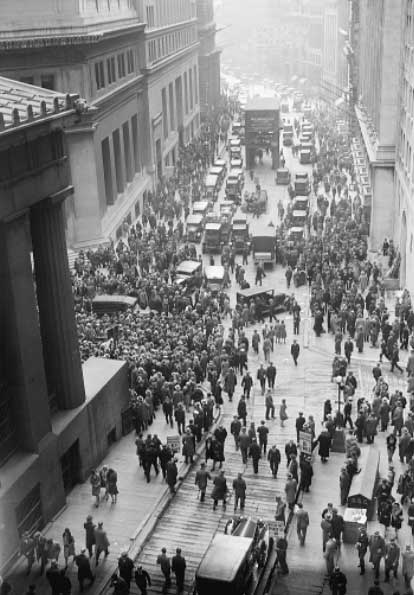 Multitud reunida en la intersección de Wall Street con Broad Street al enterarse de la quiebra de la bolsa en 1929