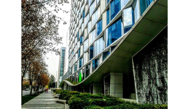 En la comuna de las Condes se encuentra el Edificio Corporativo Deloitte, un ícono de la ciudad,
en la calle Rosario Norte donde están los edificios más modernos y bellos de Santiago.