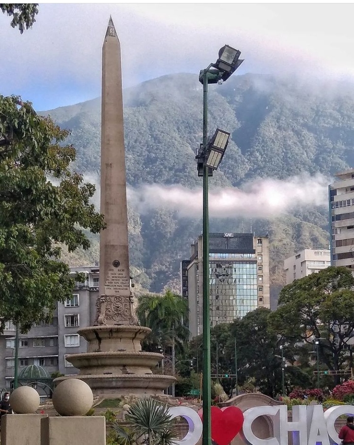 Obelisco de la Plaza Altamira
