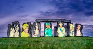 El monumento de Stonehenge todo un símbolo del Reino Unido sirvió para proyectar siete fotos de Isabel II. www.atril