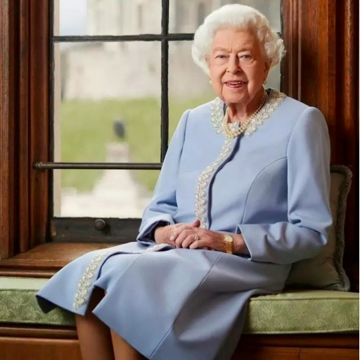La reina Isabel II posa para Ranald Mackechnie autor de la foto oficial del Jubileo de Platino de Isabel IIdel Reino Unido. www.atril