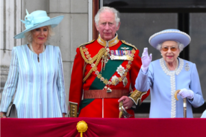 La reina Isabel en el balcón del palacio de Buckingham junto al príncipe Carlos y la duquesa de Cornwall.www .atril