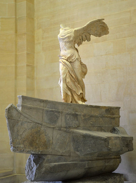 Victoria de Samotracia Museo del Louvre Atril Press e1668015796639