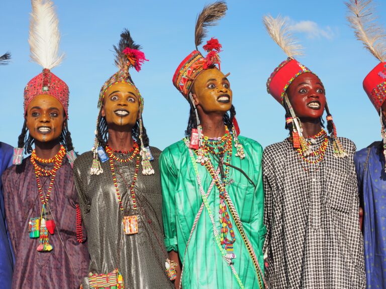 En medio del Sahel dos clanes Wodaabe, los Ndjapto y los Soudoussoukaya, se reúnen para un gran festival de belleza