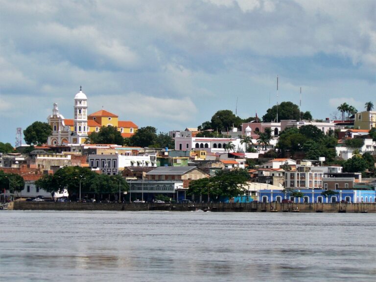 Esplendorosa Ciudad Bolívar y su Río Orinoco. Estado Bolívar. Venezuela. 2008