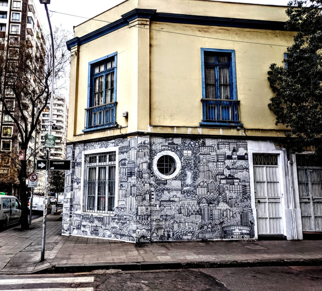 En Santiago Centro es muy común que además de las casas antiguas hechas de adobe encontremos edificaciones sencillas  con fachadas intervenidas