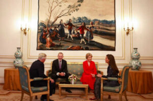 Goya en palacio,<br/> por Mayte Navarro 2 Los reyes en Belgica Atril press