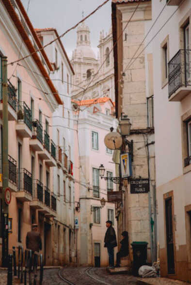 barrio Alfama de Lisboa Atril press