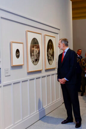 Victoria Eugenia,<br/> por Mayte Navarro 2 SM Felipe Atril press