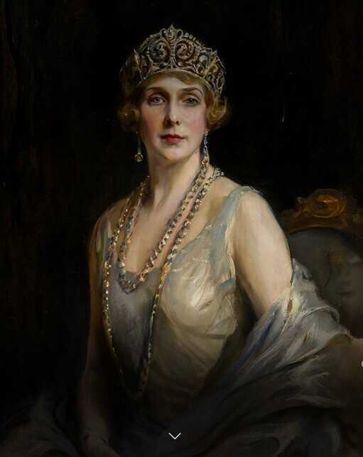 Victoria Eugenia,<br/> por Mayte Navarro 1 Victoria Eugenia Atril press