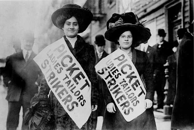 Huelga de mujeres Atril press