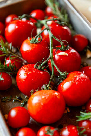 Cherries,<br/> por Lucy Gómez 1 Tomates cherry Atril press