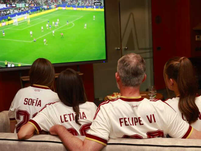 Los Reyes viendo el juego Atril press