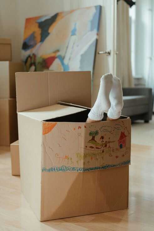 La caja,<br/> por Harold Vas 1 cottonbro studio Atril press