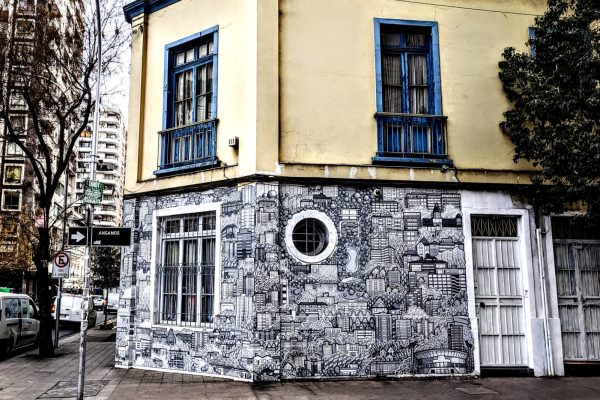 En Santiago Centro es muy común que además de las casas antiguas hechas de adobe encontremos edificaciones sencillas  con fachadas intervenidas