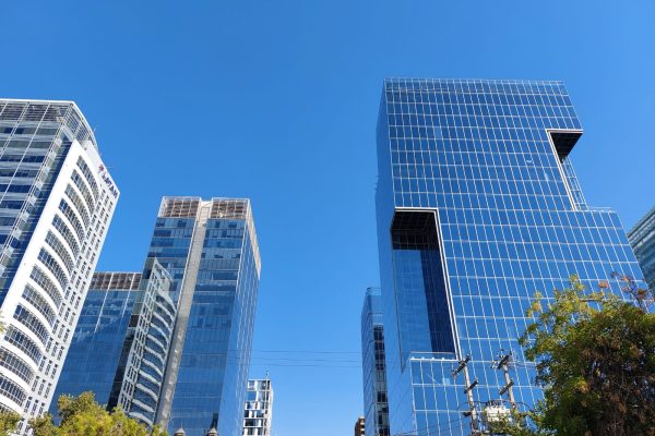 Modernos edificios de oficinas en Nueva Las Condes que es el centro de negocios de Santiago