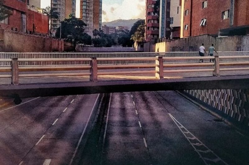 Puente sobre la Avenida Libertador.